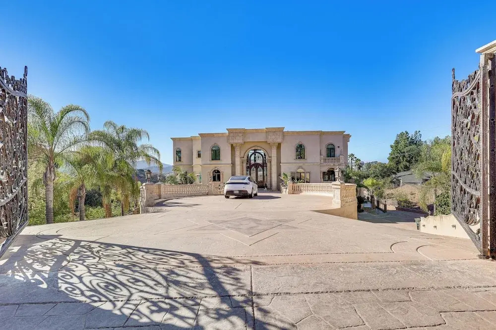 Grand 9,000-sq-ft Estate! Luxurious Socal Getaway