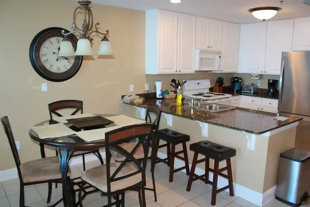 Lighthouse 1405 by ALBVR - Floor to ceiling sliding glass doors - 2BR plus kids bunk room