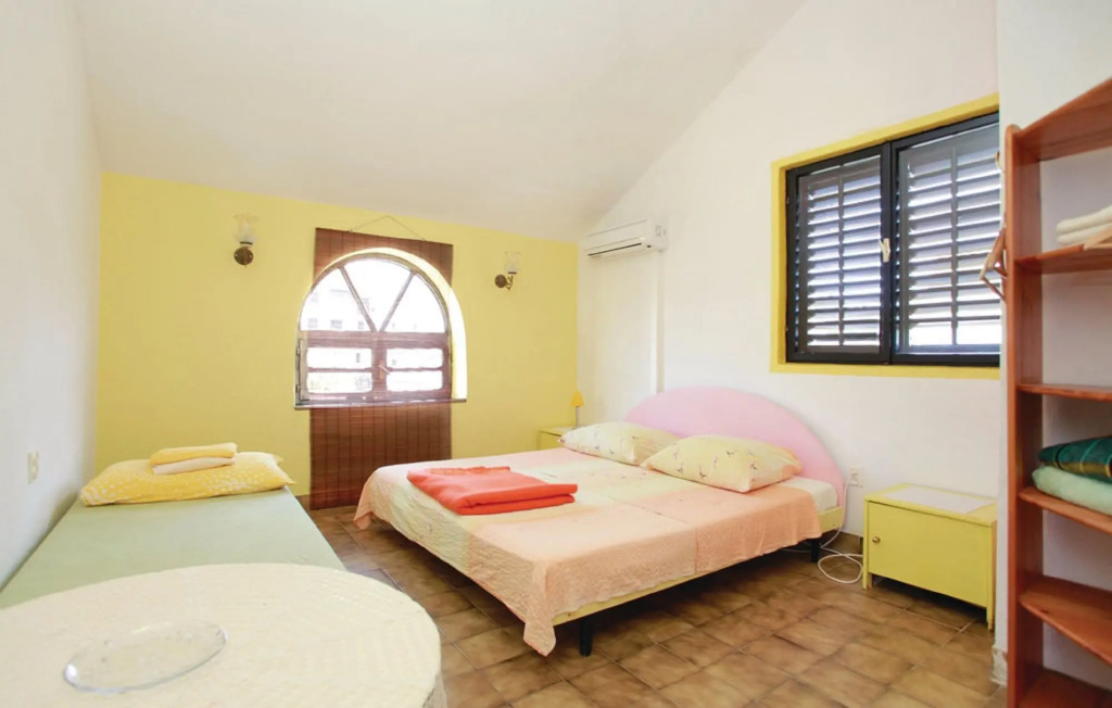 Dragans Den Hostel