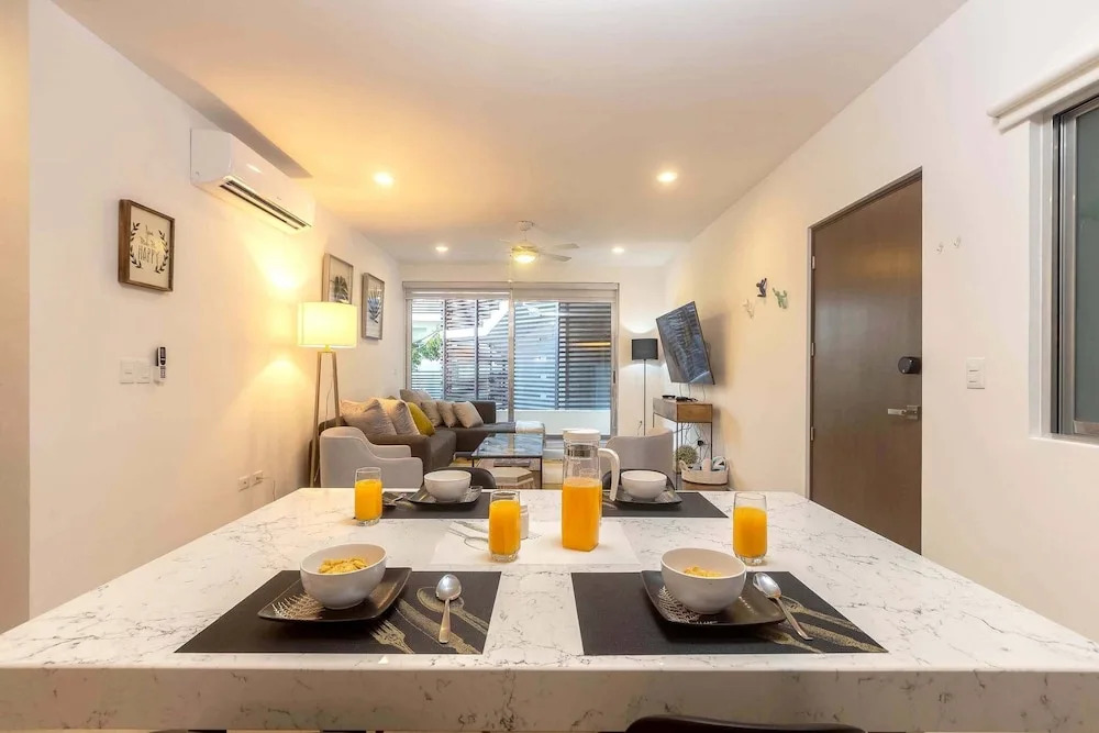 One Bedroom, Great Location, Large Roof Pool With Beautiful Views, Gym