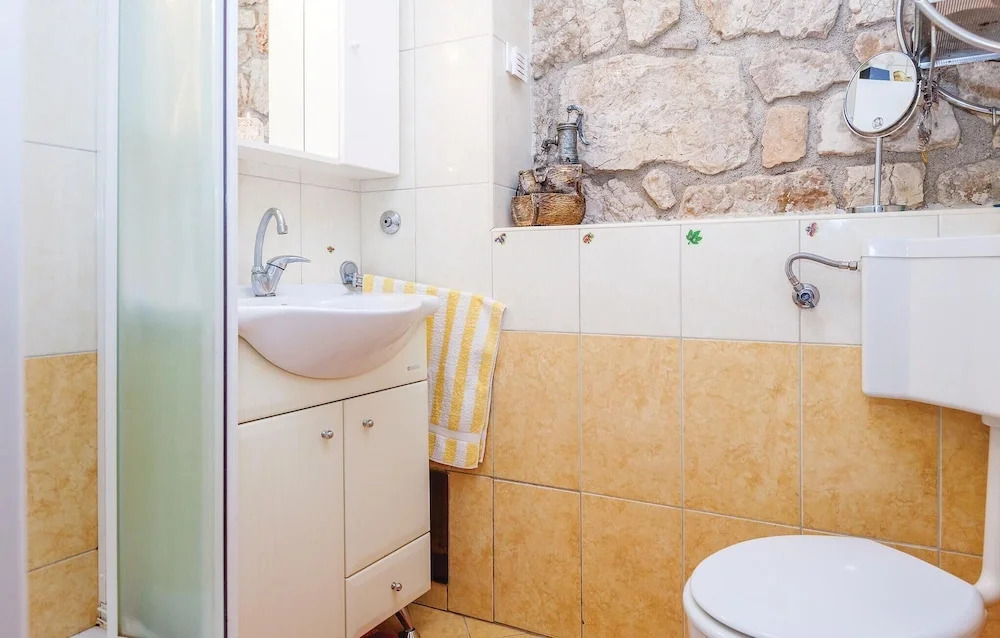 Stunning Home in Grizane With Wifi and 2 Bedrooms