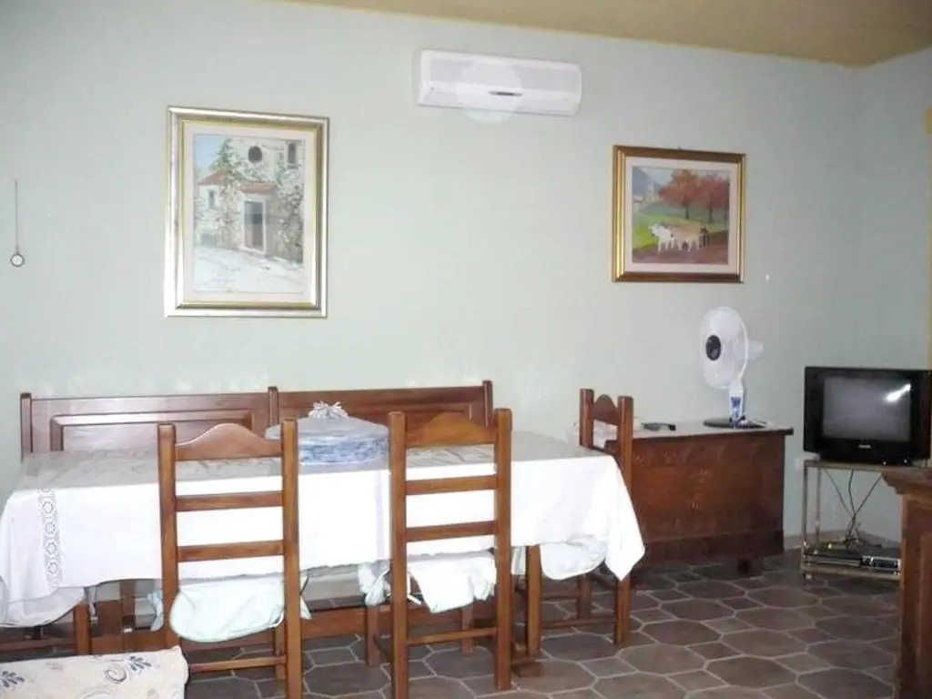 Apartment With one Bedroom in Moneta, With Furnished Balcony - 600 m F