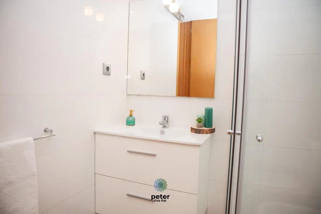 Peter Five Flat by TonsdeVerde