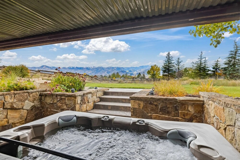 Scenic Mountain Escape With Entertainment Haven 5 Bedroom Home