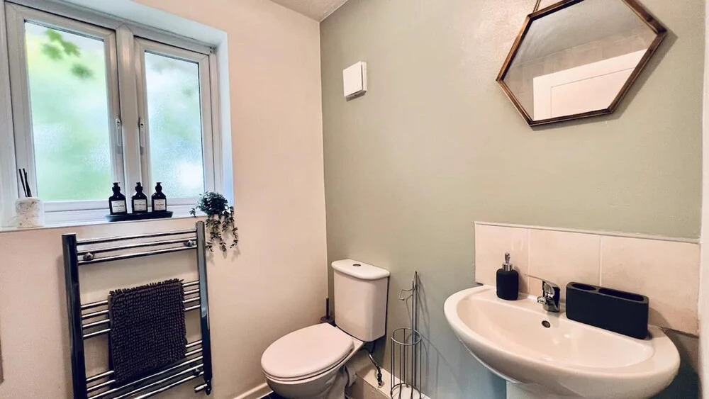 Stylish Townhouse With Free Parking in Liverpool