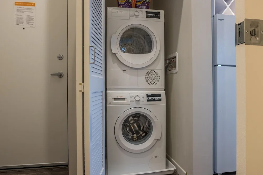 1 BR & 2 BR Apt in Central Business District by Frontdesk
