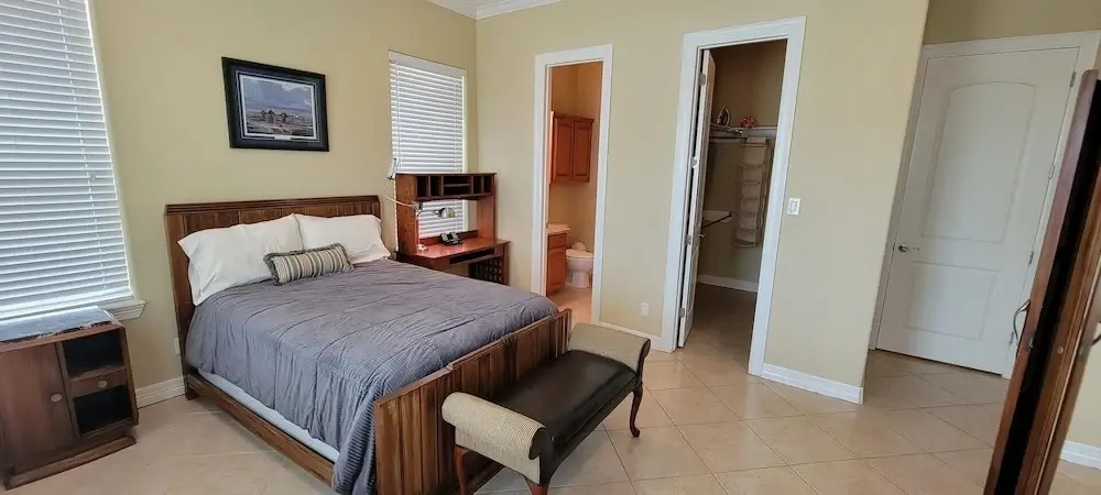 Quiet Side Street * Pool * 1.5 blocks to Beach (Aqua del Mar #4) by RedAwning