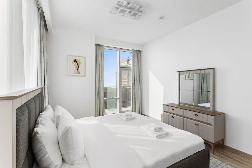 WelHome - Stunning 3BR Apartment with Balcony and Canal View