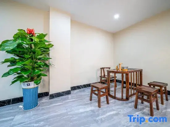 Wanlong Hotel (Nanning Guangxi University 33rd Middle School Subway Station)