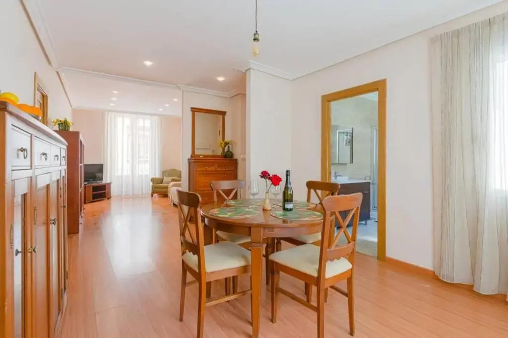 Balmes Flat, 2BDR - central market and city hall