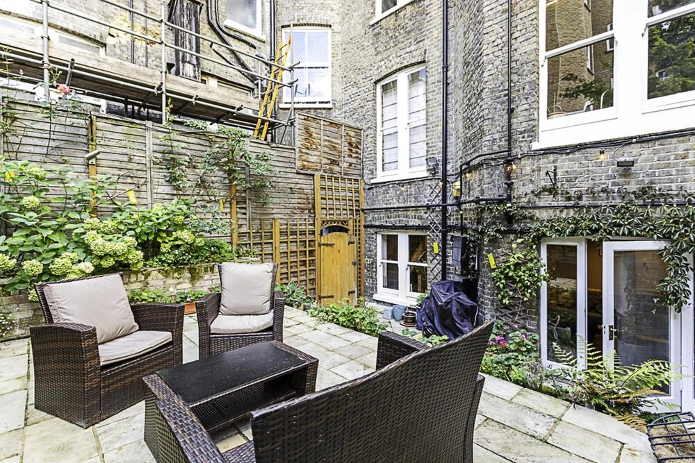 Elegance in Westminster: Victoria Vibes Apartment