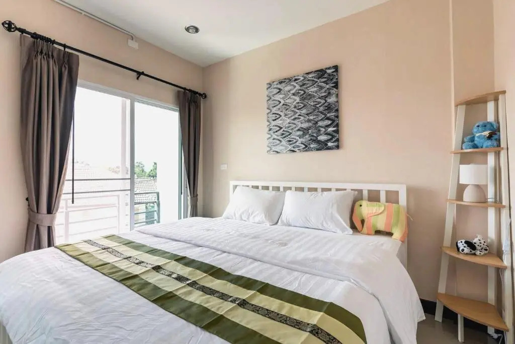 Modern Townhome at the Saturday Market and Old City