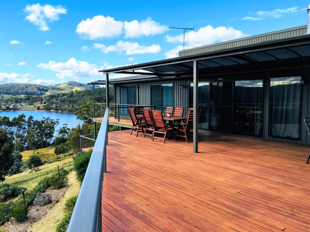 Storm Bay Guest House & Cottage