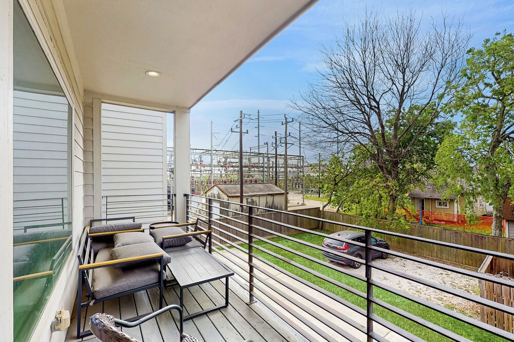 3 BR Home w/ Billiards & Ping Pong, Near Downtown