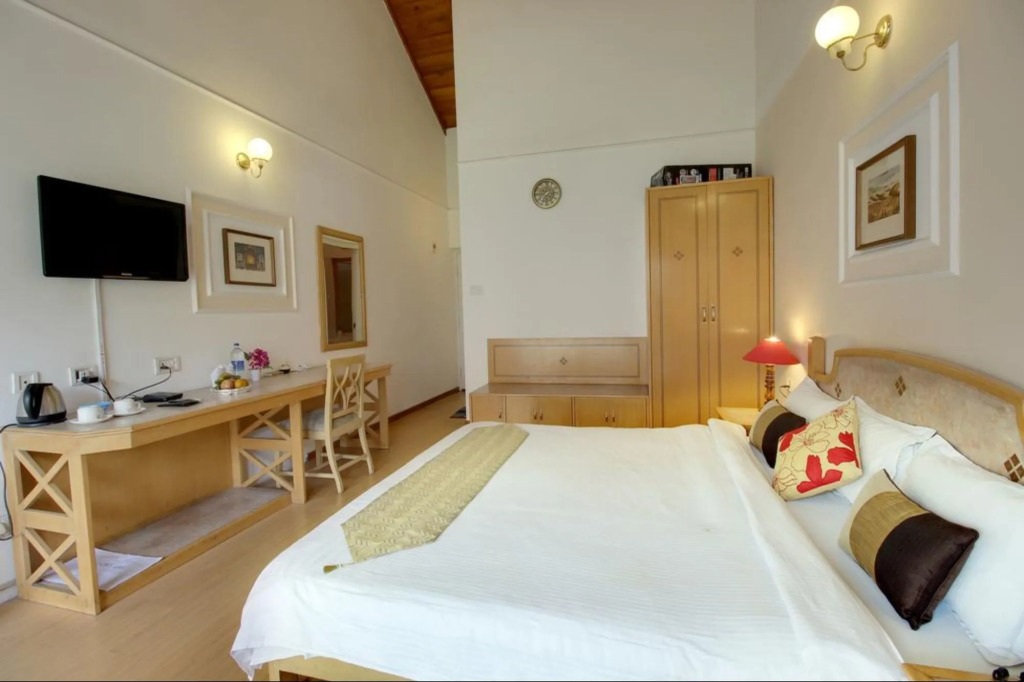 Neelesh Inn - Luxury Lake View Resort with Swimming Pool on Bhimtal Lake