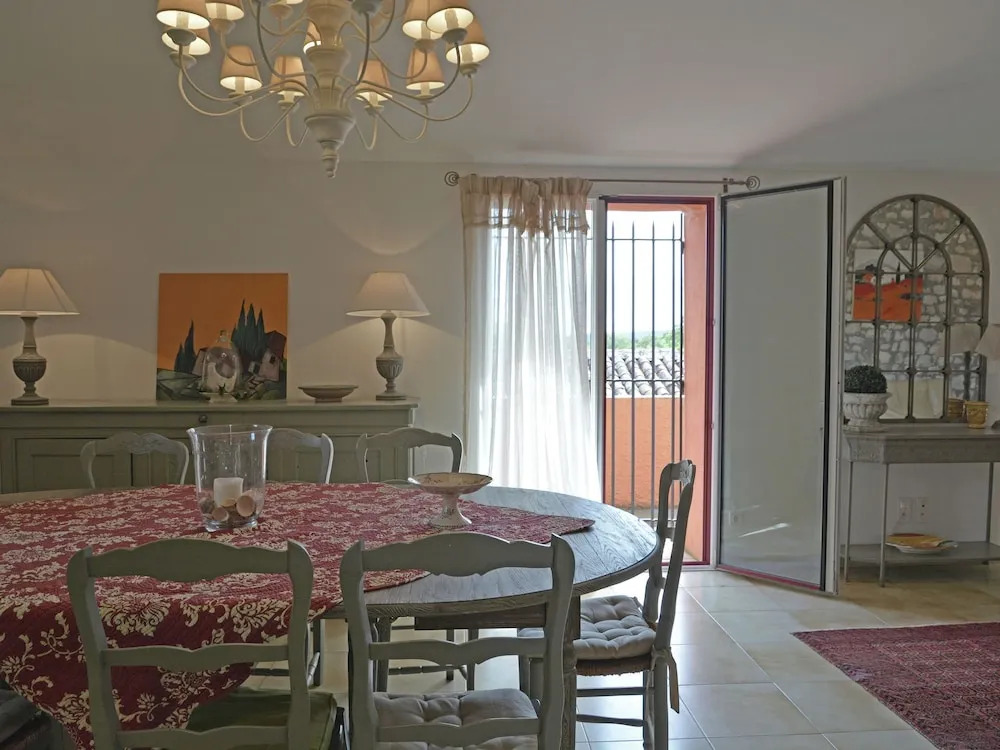 Spectacular Villa in Viols-en-laval With Swimming Pool