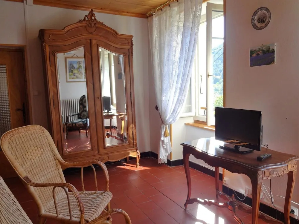 House With 5 Bedrooms in Robiac-rochessadoule, With Enclosed Garden