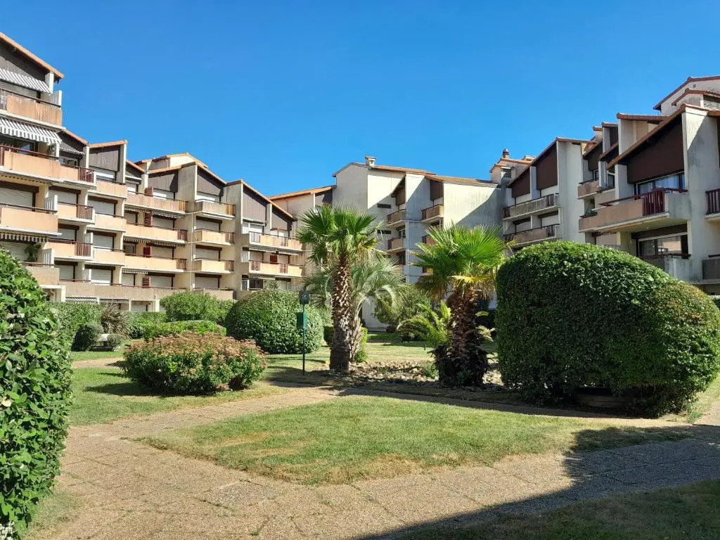 Joli 2 pièces sur le port avec piscine, terrasse, parking