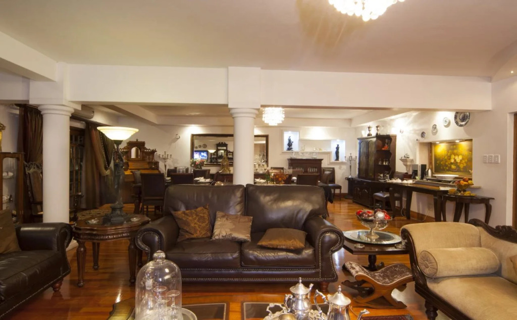 Aristo Manor