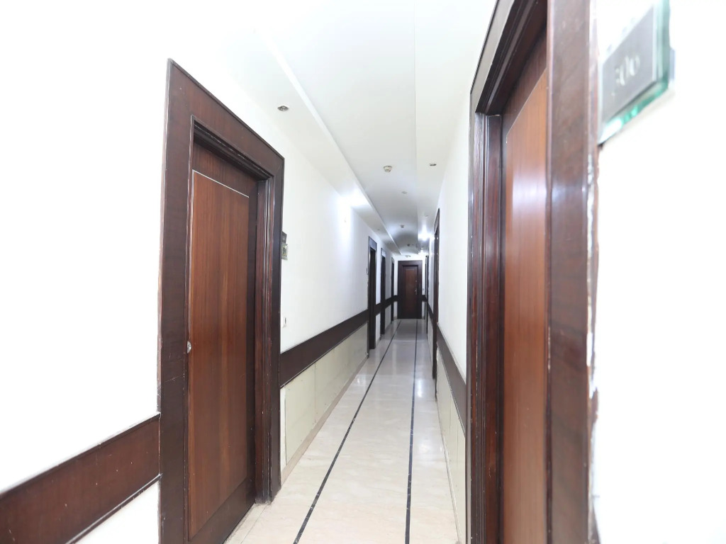 OYO 6845 The Grand Hotel