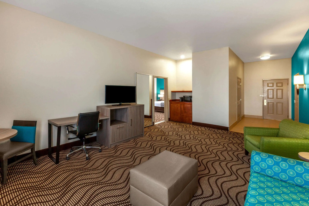La Quinta by Wyndham Midland North