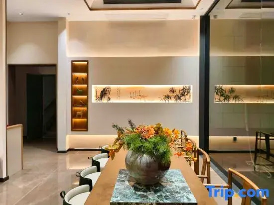 Yiyun Jingyue Hotel (Yingzhou Wanda Plaza Erli Well Night Market)
