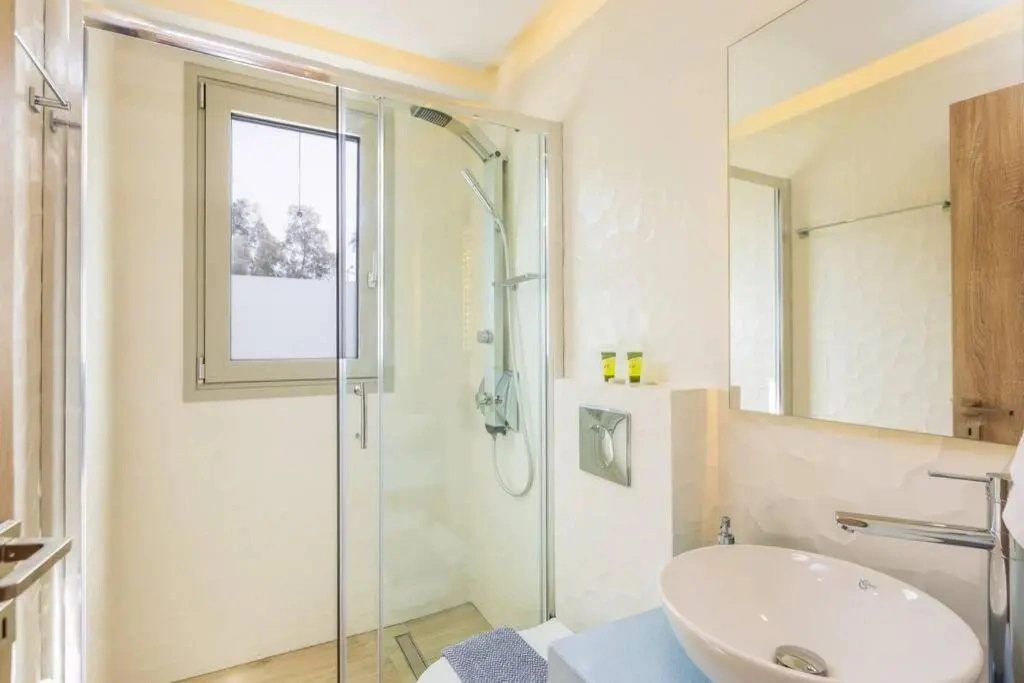 Adelhome - Sea view & walking distance to beach
