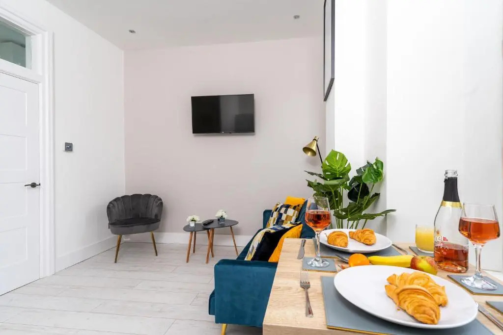 ULTRA LAVISH APARTMENT SLEEPS 4 GUEST COMFY, NETFLIX, 1 x Double Bed , 2 x Single Beds