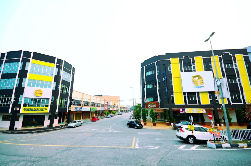 Swing & Pillows - Golden Roof Hotel Ampang, Ipoh