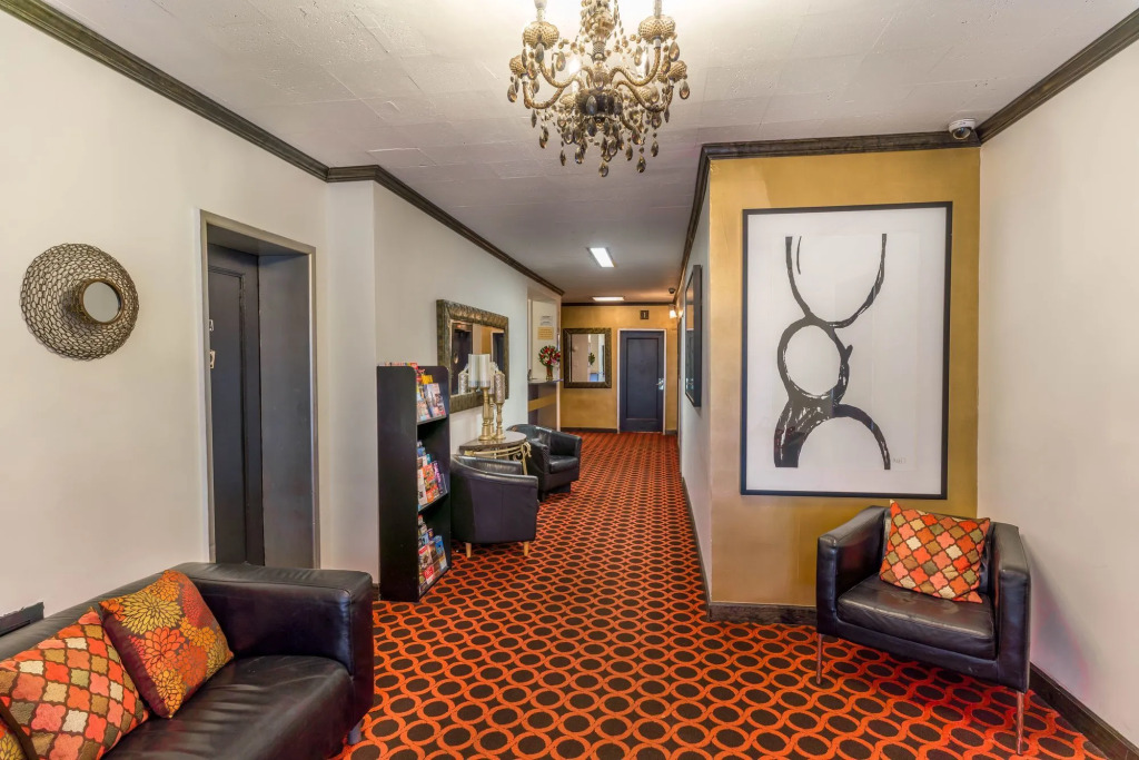 Royal Park Hotel & Hostel