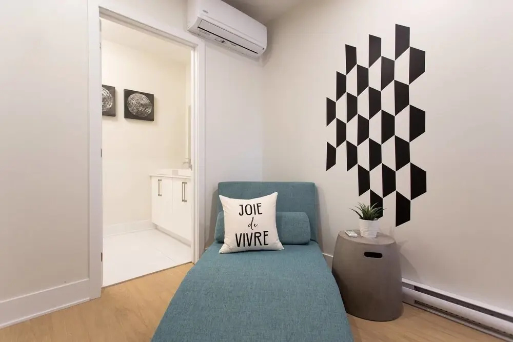 Perfect 2 Bdr, 2 Bath Landing for the Family