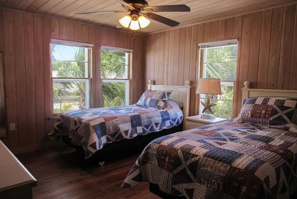 Mid-island Beach House 2 Bedrooms 2 Bathrooms Home