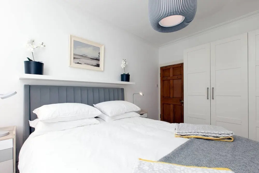 Stylish 2BR Flat for 5 in the Heart of Edinburgh