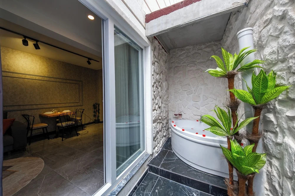 Mrt Suites Lara