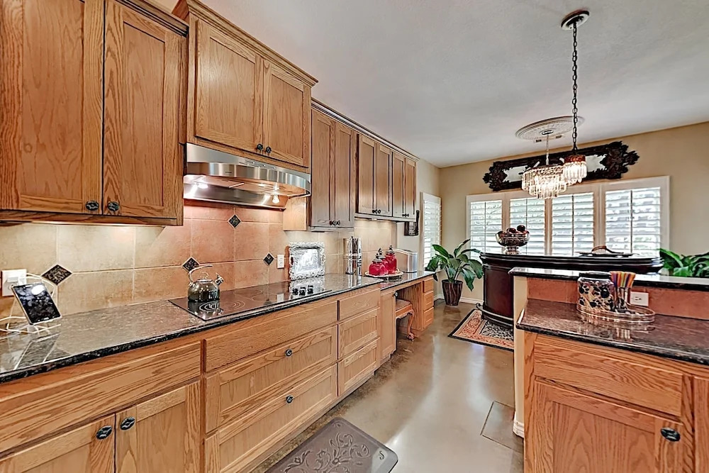 Luxe By The Lake, On-site Pool & Tennis! 3 Bedroom Home