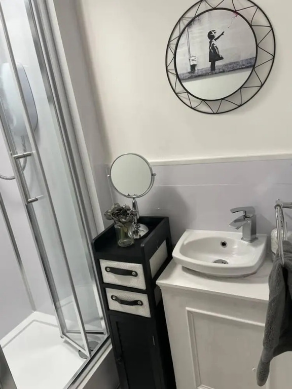 5 Bed House - Sleeps 12 - Pets - Parking