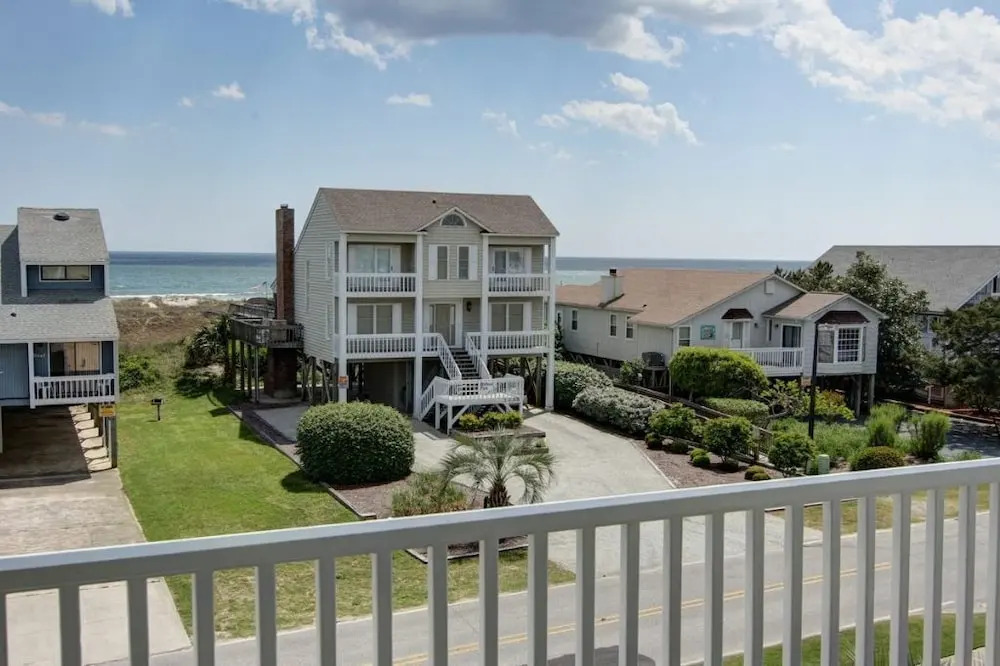 Welcome  4 Bedroom Home by RedAwning