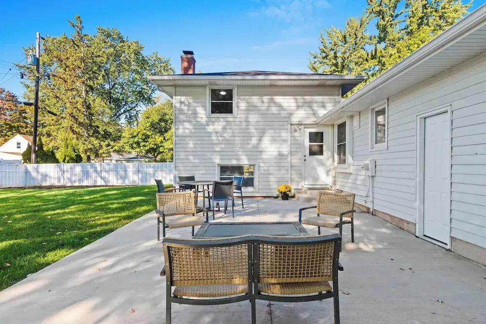 3 Blocks to Lambeau Field! Bright Home w/ Yard