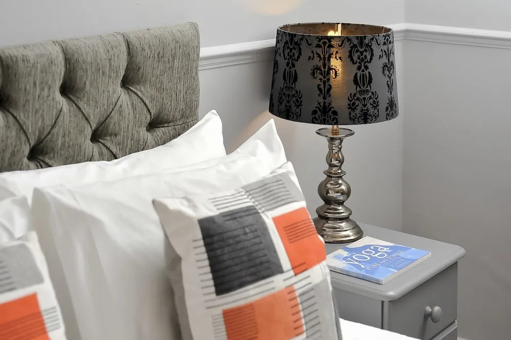 Select Serviced Accommodation - Canal Walk