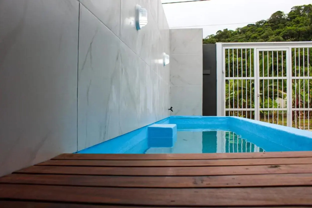 Casa com Piscina Privativa, 3 Quartos e 3 Banheiros Itapema