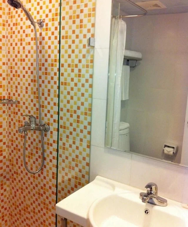Home Inn (Xianyang Airport Weicheng District Dongfeng Road)