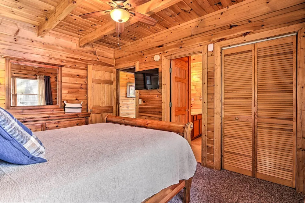 Homey Sevierville Cabin w/ Deck Near Pigeon Forge!