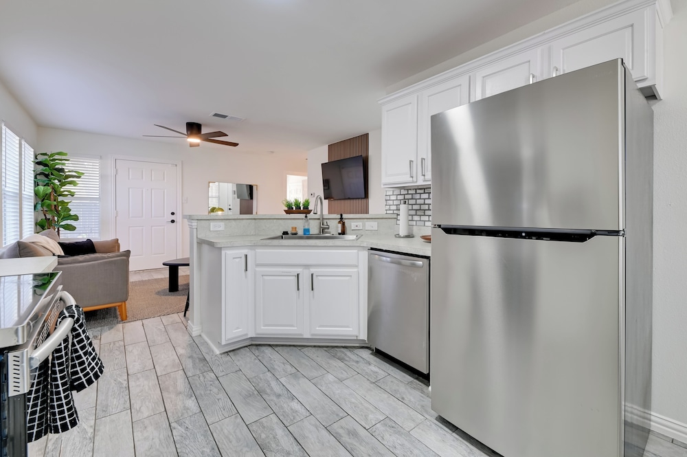 < 1 Mi to Historic Mckinney: Modern Duplex w/ Yard