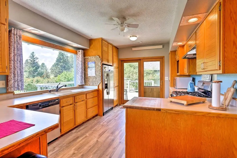 Walk to Downtown: Custer Retreat w/ Fire Pit!