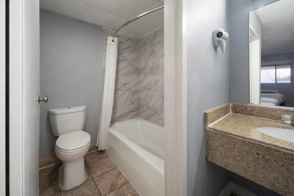 Super 8 by Wyndham Portsmouth - Norfolk