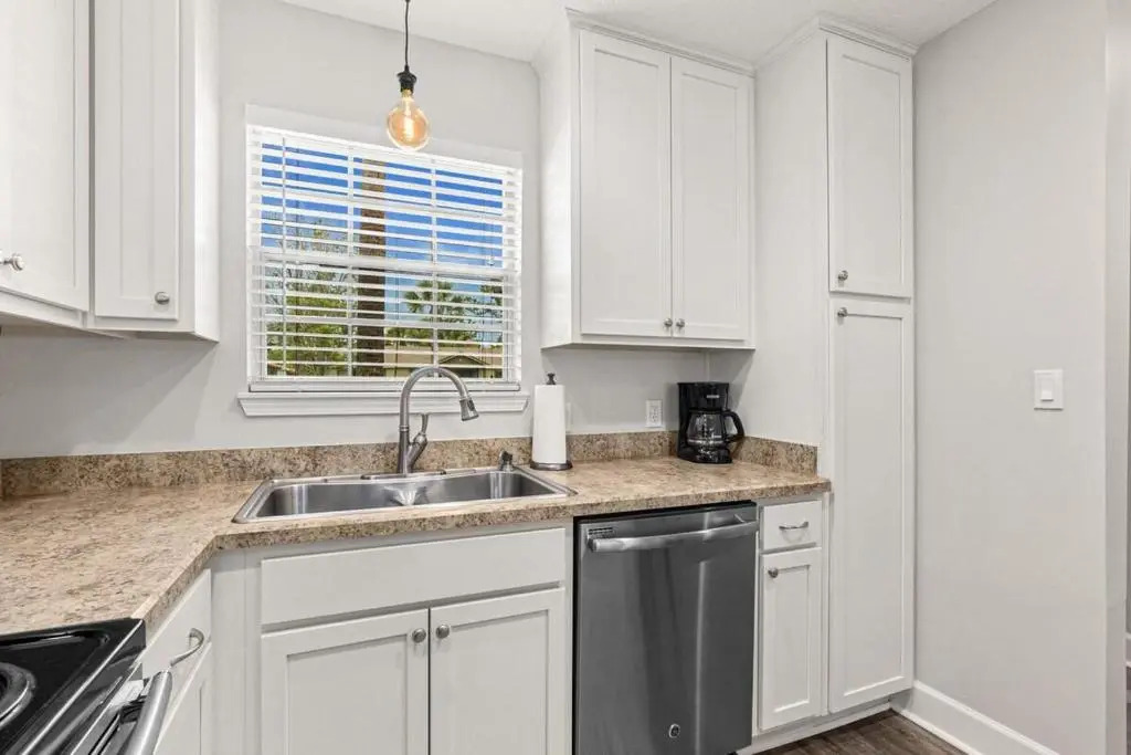 Island Suite - Walk to Downtown!
