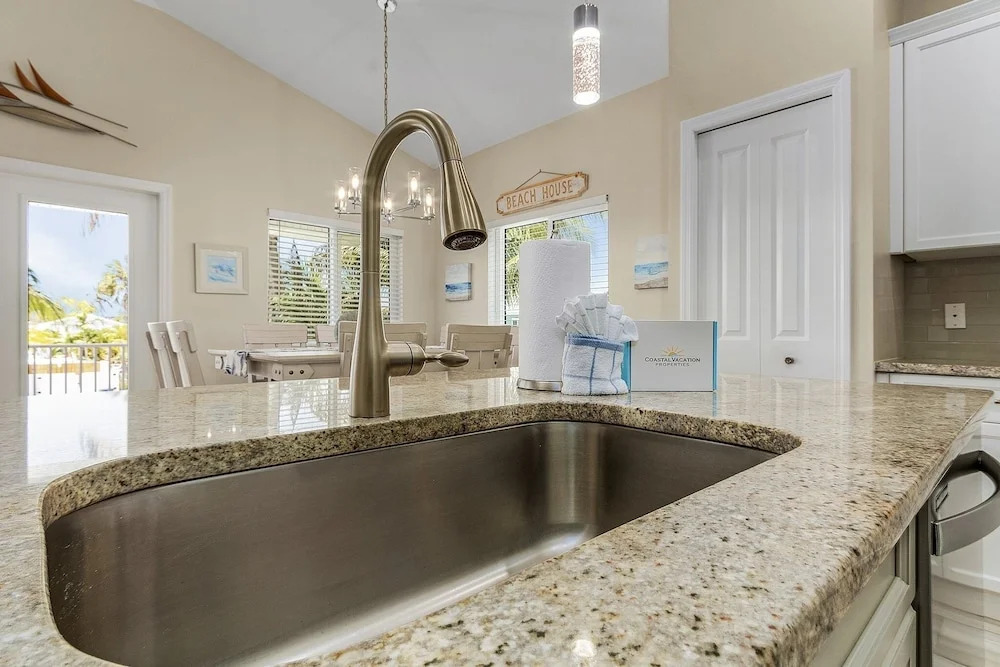 Welcome To 246 Delmar Ave - Vacation Rental 3 Bedroom Home by RedAwning