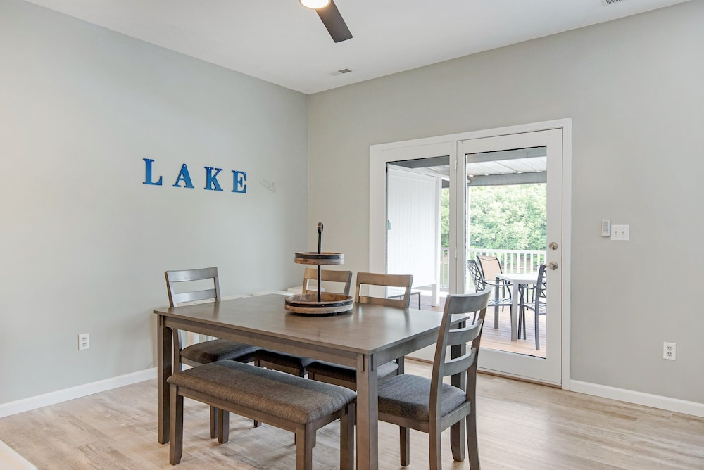 Sleeps 30! Decks, Docks & Lake Life!