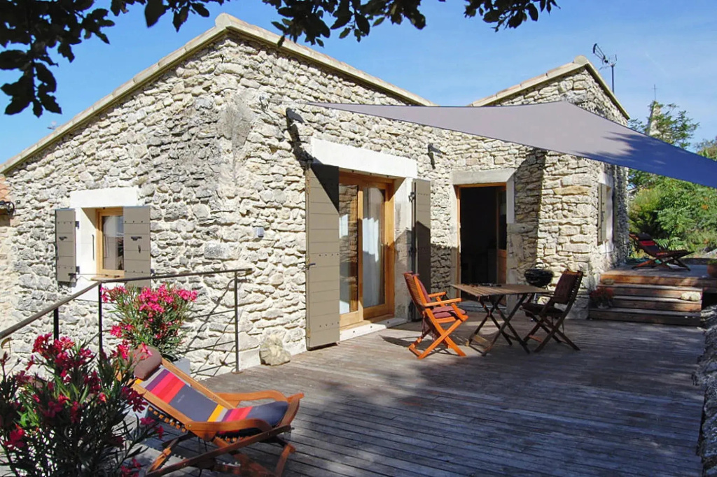 Lovely Stone House Withe Private Terrace, Le Pègue