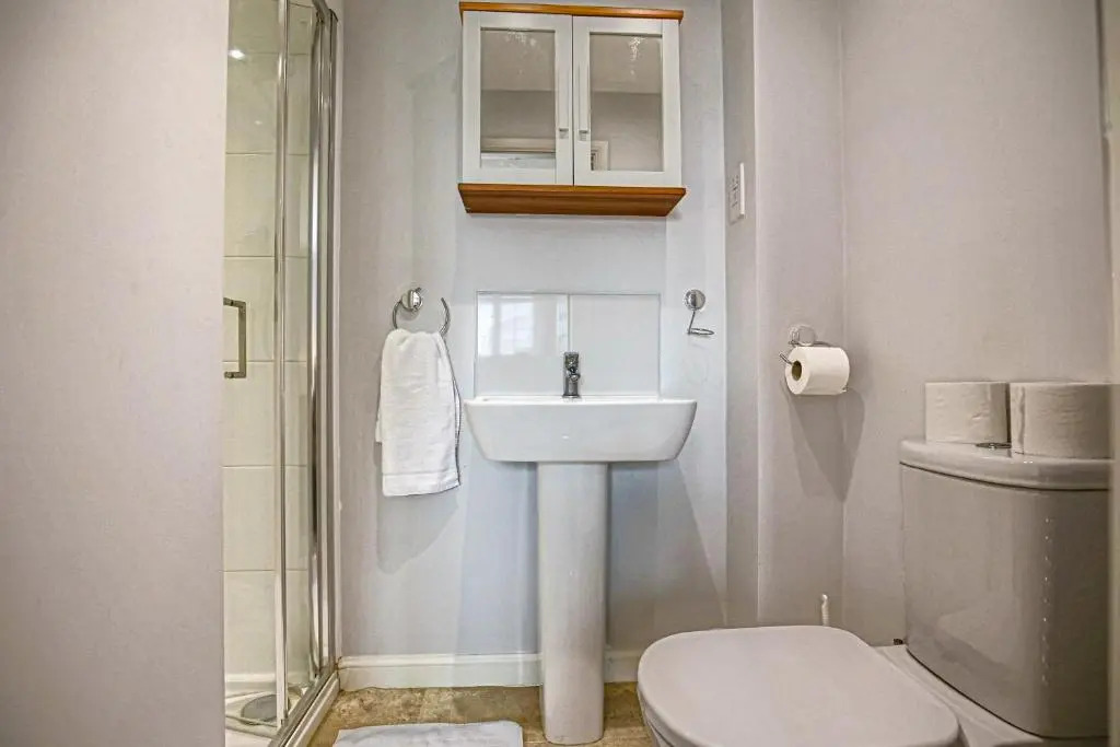 Brookland House with Free Parking, Fast Wifi, Garden and Smart TV with Netflix by Yoko Property